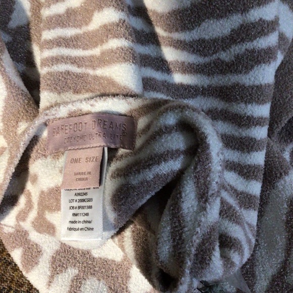 Barefoot Dreams Taupe and Cream Poncho NWT - Picture 5 of 5